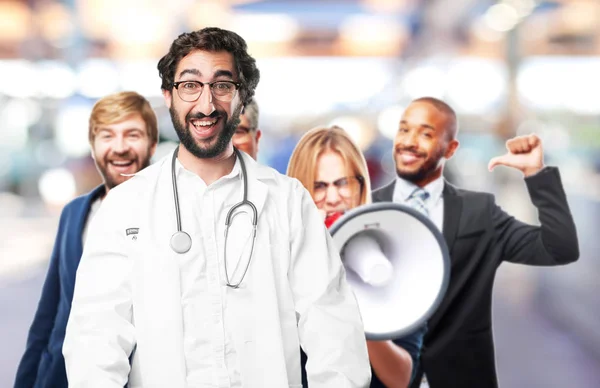 Νεαρός γιατρός αστείο σε επιτυχία πόζα — Φωτογραφία Αρχείου