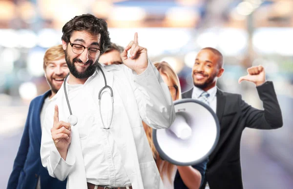 Jovem médico engraçado em pose de sucesso — Fotografia de Stock