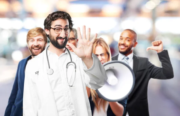 Jovem médico engraçado com sinal de número — Fotografia de Stock