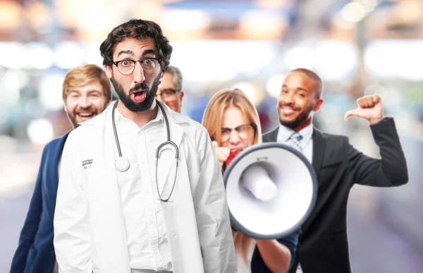 Jovem médico engraçado assustado — Fotografia de Stock