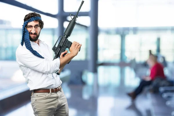 Hombre con ametralladora y expresión en desacuerdo — Foto de Stock