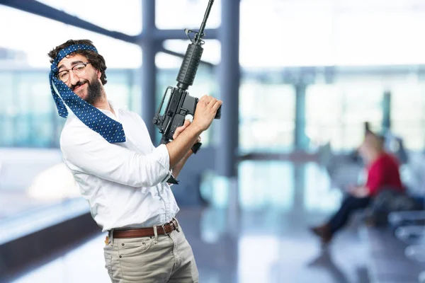 Hombre con ametralladora y expresión en desacuerdo — Foto de Stock