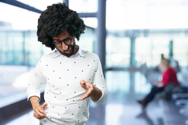 Giovane divertente uomo danza — Foto Stock