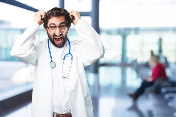 Jovem médico engraçado em postura perdedora — Fotografia de Stock