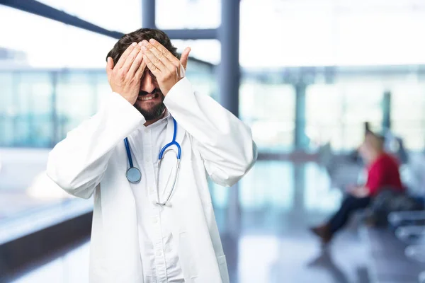 Jonge grappige doctor in de verliezer pose — Stockfoto