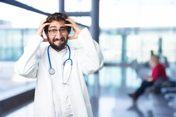 Jovem médico engraçado em postura perdedora — Fotografia de Stock