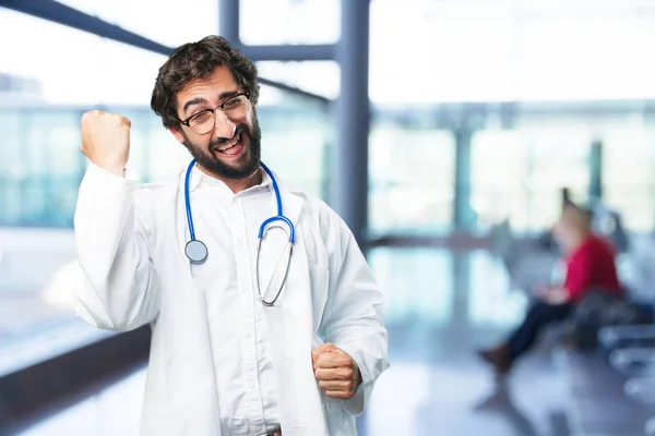 Jovem médico engraçado em pose de sucesso — Fotografia de Stock