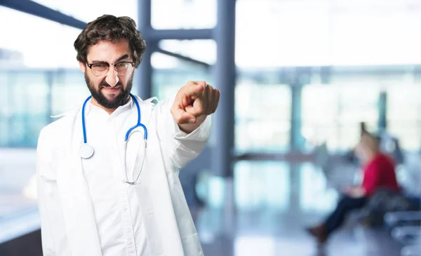 Jovem médico engraçado apontando — Fotografia de Stock