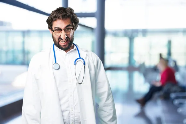 Jovem engraçado irritado médico — Fotografia de Stock