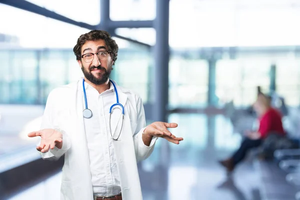 Junge lustige Ärztin in verwirrter Pose — Stockfoto