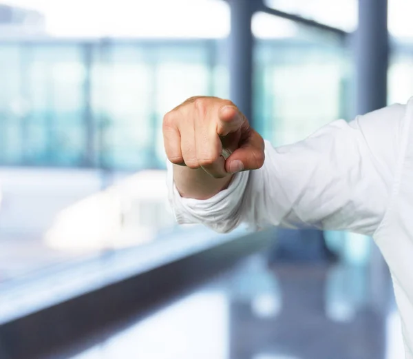 Junger Mann zeigt mit der Hand — Stockfoto