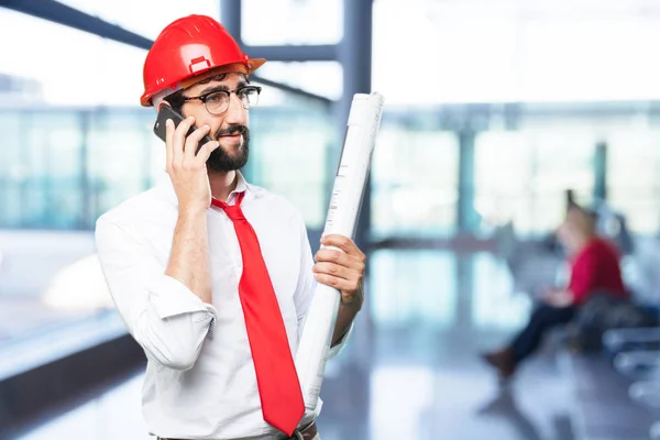 Jovem arquiteto engraçado com telefone móvel — Fotografia de Stock