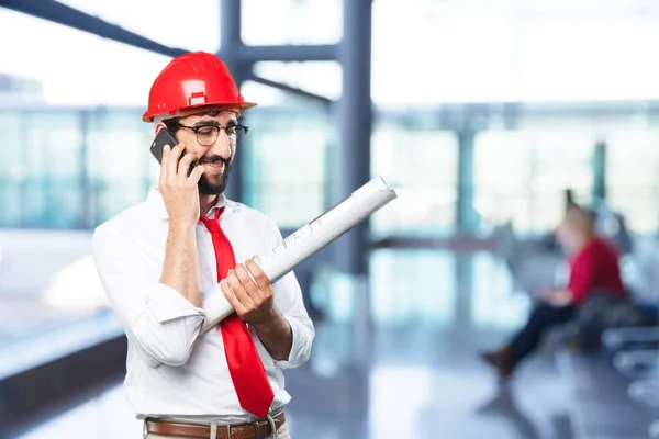 Jovem arquiteto engraçado com telefone móvel — Fotografia de Stock