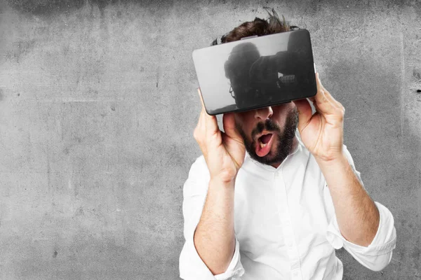 sanal gözlük ve sürpriz ifade ile adam