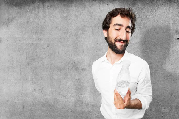 Giovane uomo divertente con bottiglia d'acqua — Foto Stock