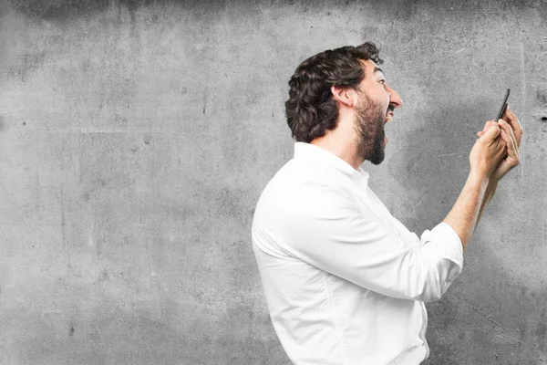 Hombre con teléfono móvil y expresión en desacuerdo — Foto de Stock