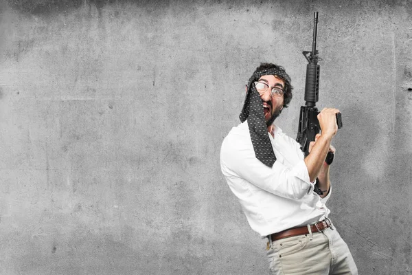 Homem com metralhadora e expressão discordante — Fotografia de Stock