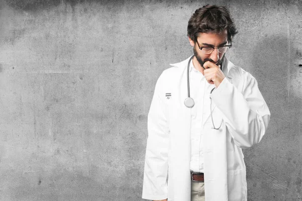 Jovem engraçado médico pensar — Fotografia de Stock