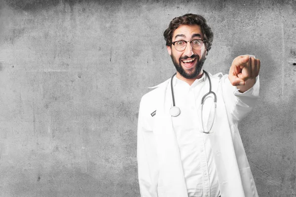 Jovem médico engraçado apontando — Fotografia de Stock