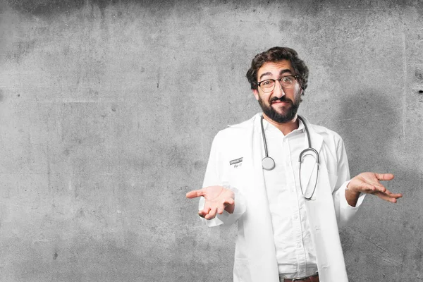 Młody lekarz śmieszne w pozie mylić — Zdjęcie stockowe