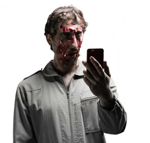 Uomo zombie utilizzando il telefono — Foto Stock