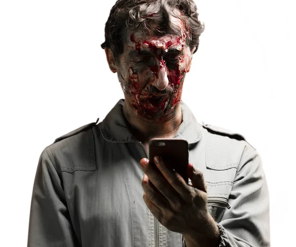 Zombie homme en utilisant le téléphone — Photo