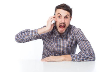 kızgın işadamı cep telefonu üzerinde konuşurken