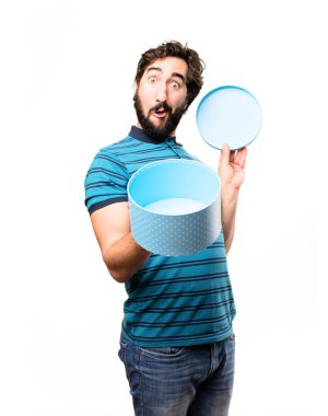 bir hediye kutusu ile genç serin adam