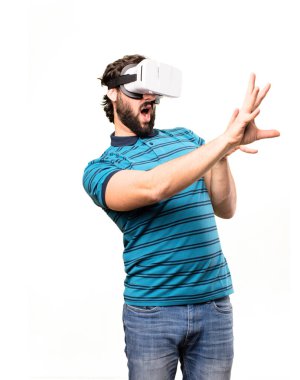 sanal gözlüklü genç serin adam