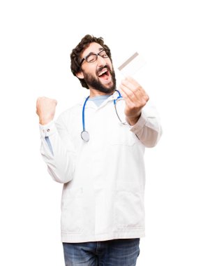 genç doktor adam bir kredi kartı ile