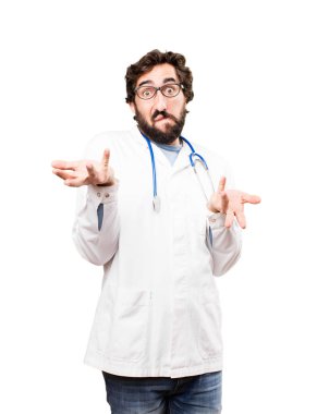 genç doktor adam şaşkın ifade ile