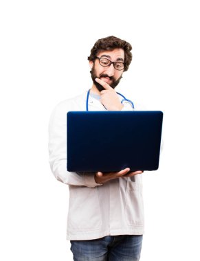 genç doktor adam bir dizüstü bilgisayar ile