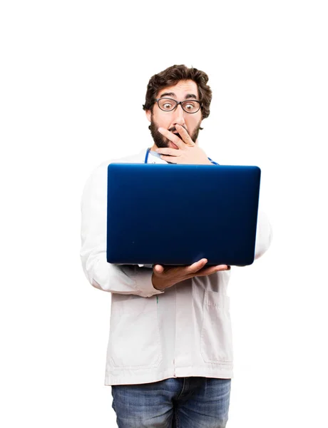 年轻的医生男人带着便携式计算机 — 图库照片