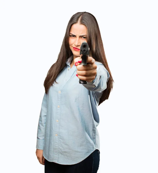 Joven cool chica con un arma — Foto de Stock