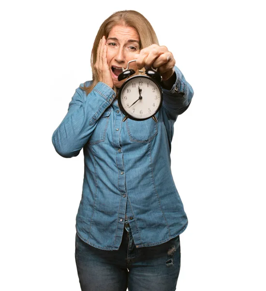 Vedoucí krásná žena s hodinami — Stock fotografie