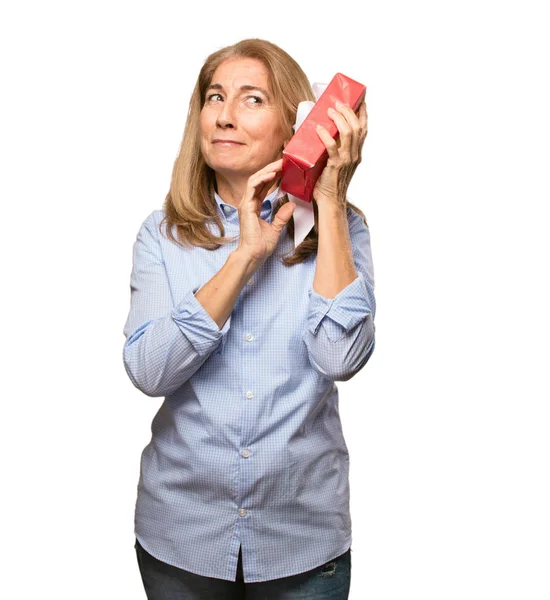 Senior hermosa mujer con un regalo — Foto de Stock