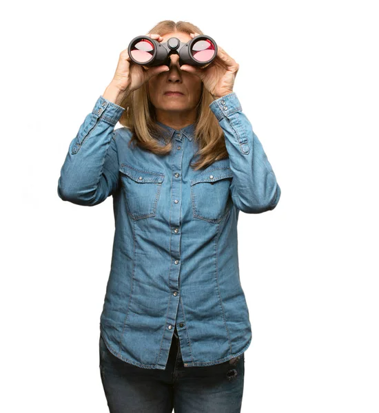 Vedoucí krásná žena s dalekohledem — Stock fotografie