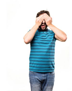 Genç serin adam kapsayan gözler