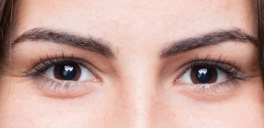 gülümseyen genç güzel kız