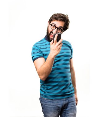 bir akıllı telefon ile genç serin adam