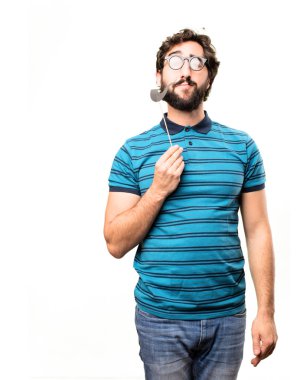 bir boru ile genç serin adam