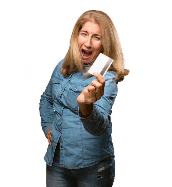 Kredi kartı ile üst düzey güzel kadın — Stok fotoğraf