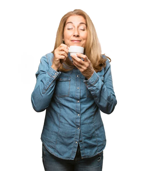 Senior hermosa mujer con un café — Foto de Stock