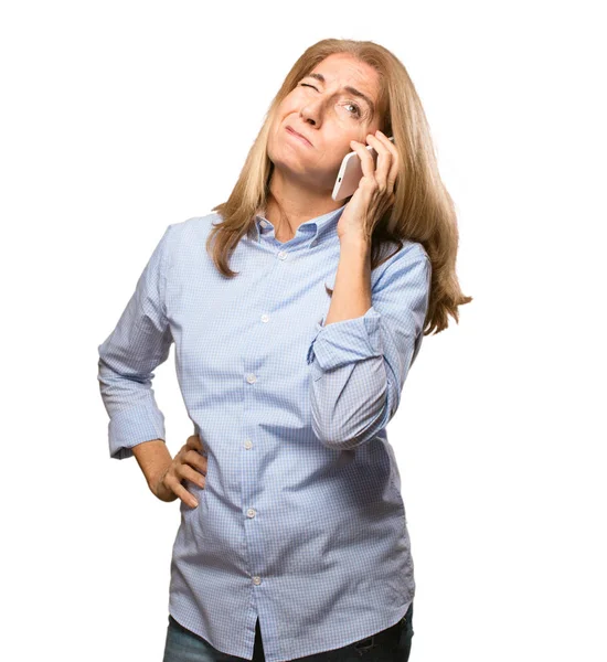 Mulher bonita sênior com um telefone móvel — Fotografia de Stock