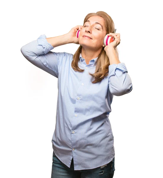 Senior hermosa mujer con auriculares — Foto de Stock