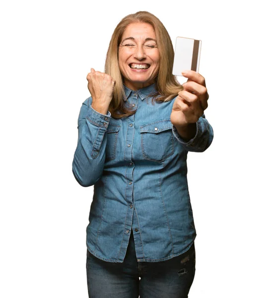 Senior schöne Frau mit Kreditkarte — Stockfoto