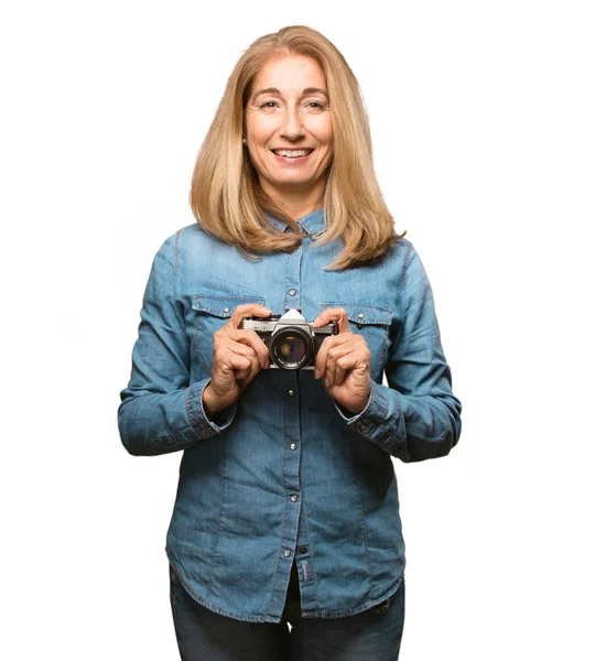 Senior schöne Frau mit einer Kamera — Stockfoto