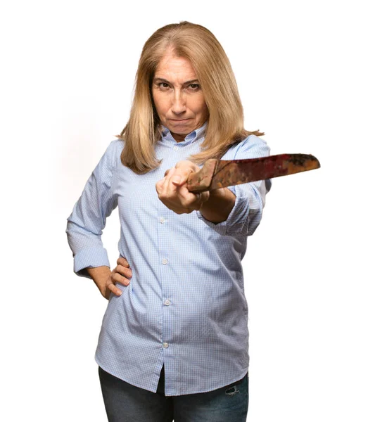 Senior mooie vrouw met een mes — Stockfoto