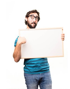 Genç adam bir afiş ile serin