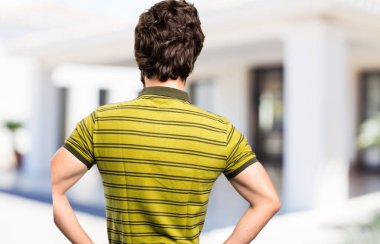 Genç serin adam geri